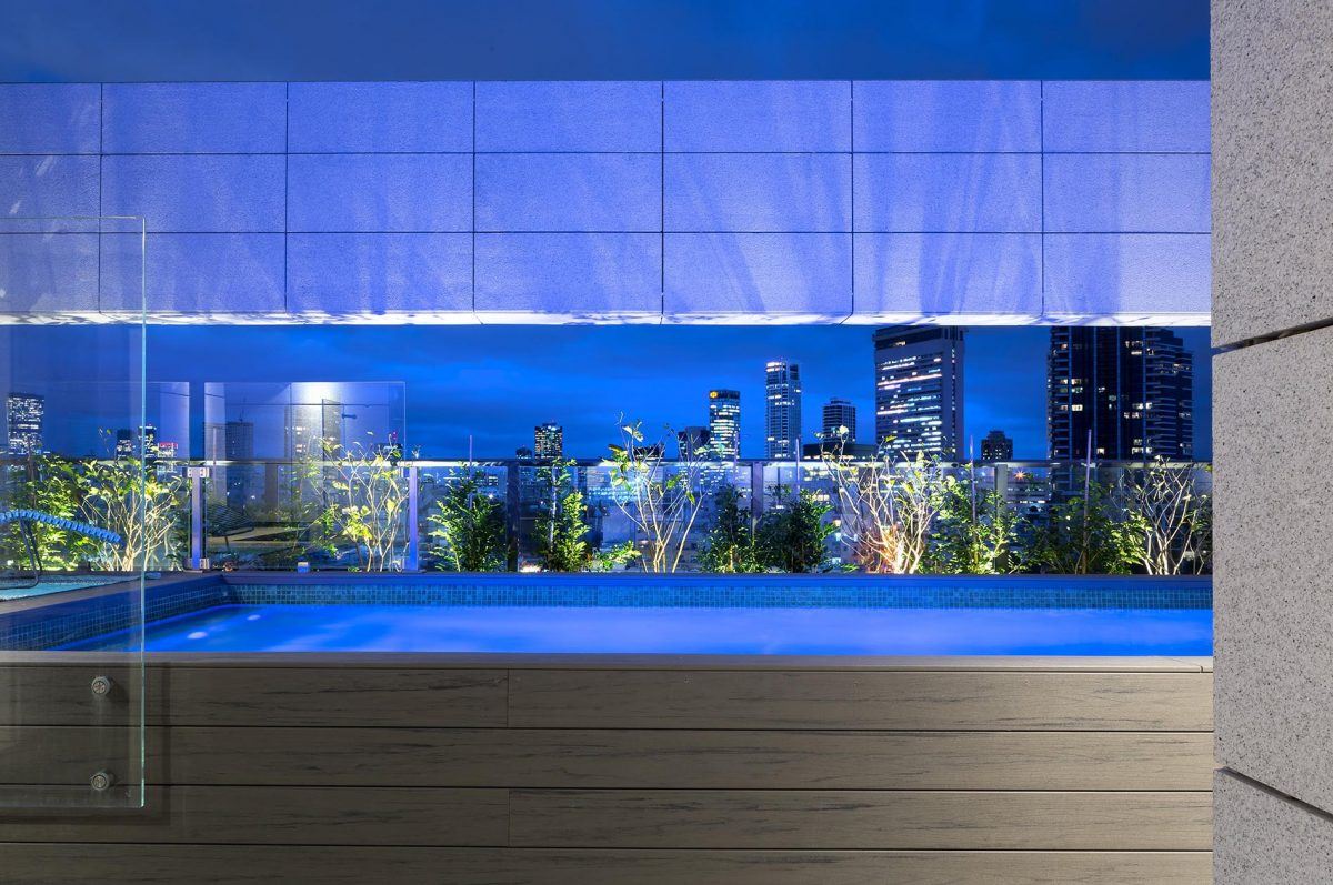 Penthouse Carmelit תאורה מעוצבת בבריכה עוצבה על ידי קמחי דורי